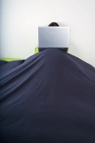 Laptop auf Bettdecke — Stockfoto