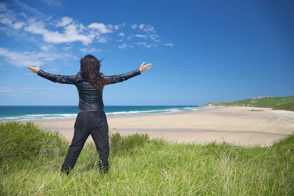 Mulher negra sobre a praia de San Vicente — Fotografia de Stock