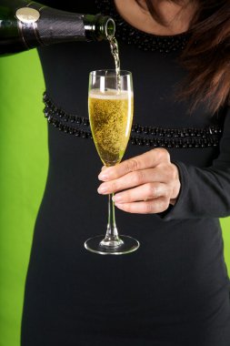 Şampanya bardağın içinde hizmet veren.