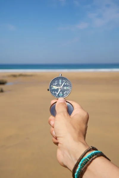 Ruční zobrazeno stříbrný kompas — Stock fotografie