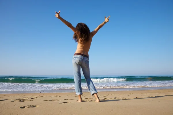 Donna felice in riva al mare — Foto Stock