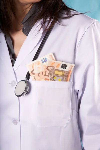 Peníze v kapse lékaře — Stock fotografie