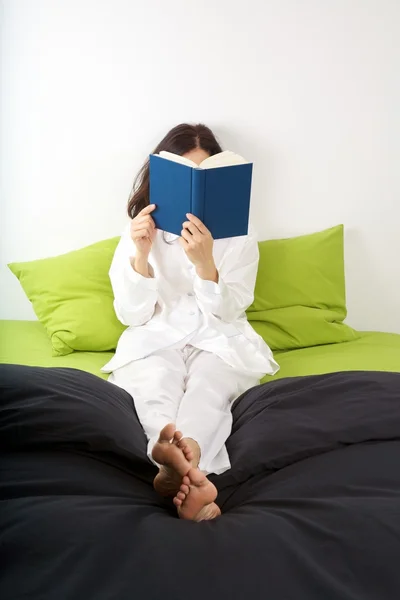 绿色床上阅读ανάγνωση σε πράσινο κρεβάτι — Φωτογραφία Αρχείου