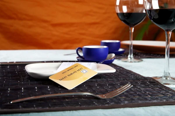 Restaurant-Rechnung und Kreditkarte — Stockfoto