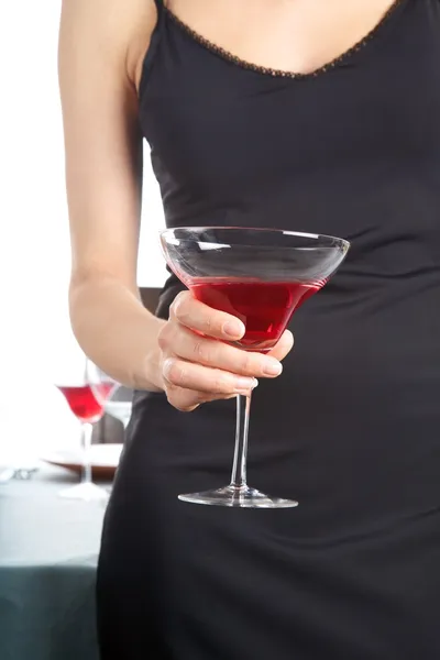 Main de femme avec cocktail rouge — Photo