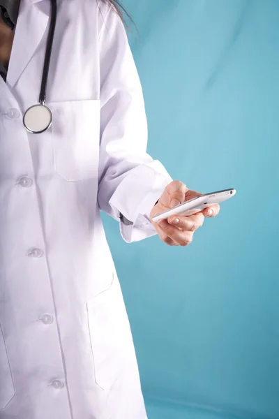 Γυναίκα γιατρός με smartphone Εικόνα Αρχείου