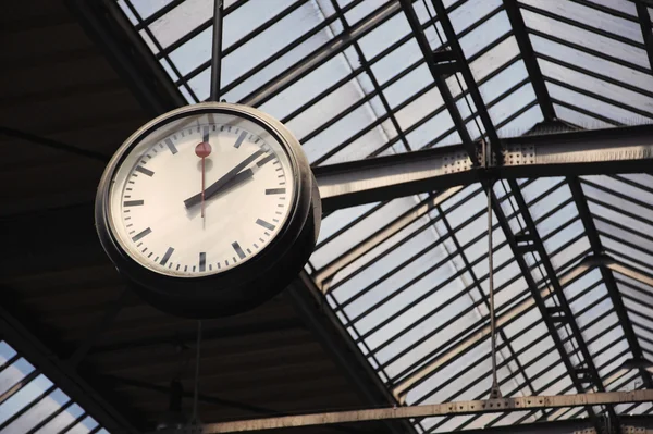 Velho relógio em uma estação de trem — Fotografia de Stock