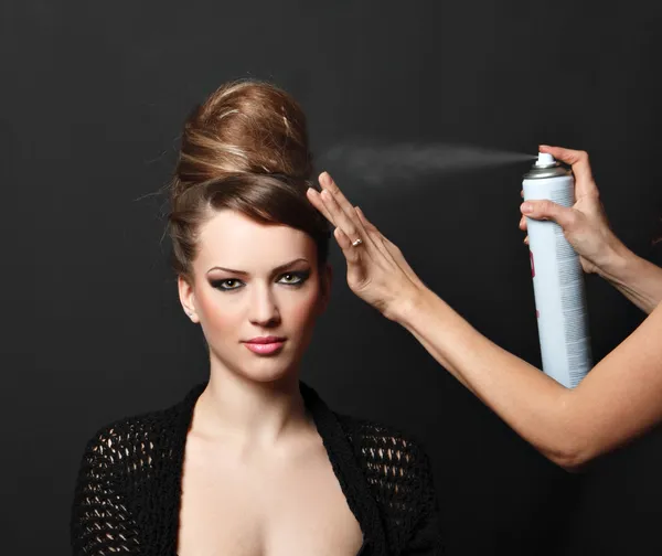 Spray para el cabello, mujer sobre negro —  Fotos de Stock