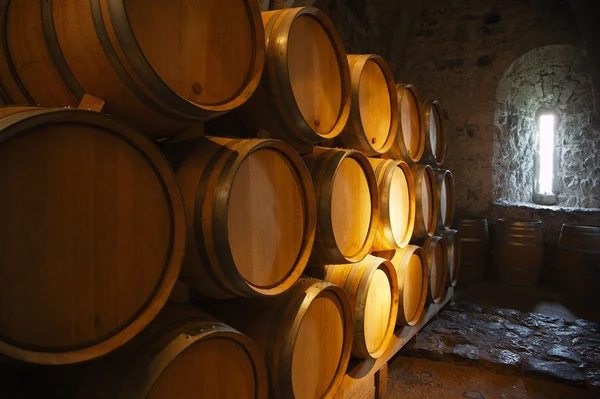 Wijnvaten in een wijnkelder — Stockfoto