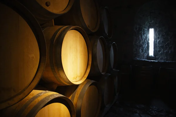 Wijnvaten in een wijnkelder — Stockfoto