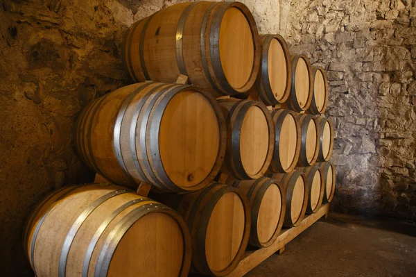 Barricas de vino en una bodega — Foto de Stock