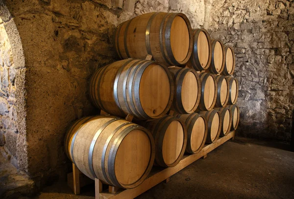 Şarap mahzeninde şarap fıçıları