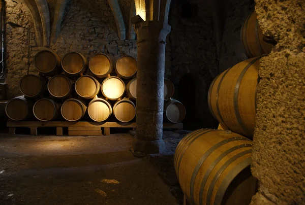 ถังไวน์ในห้องใต้ดิน — ภาพถ่ายสต็อก