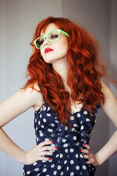 Kırmızı saçlı kız moda portre. — Stok fotoğraf