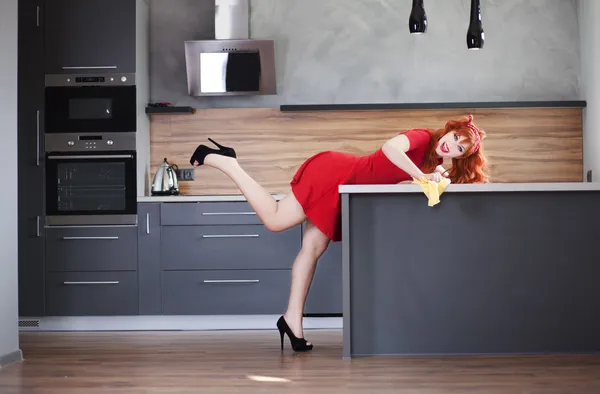 Engraçado dona de casa está limpando a cozinha — Fotografia de Stock