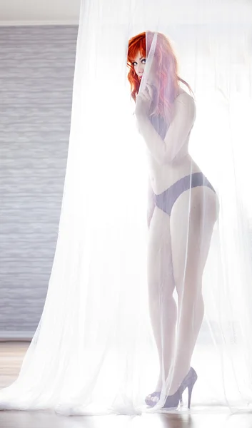Menina bonita coberta de uma cortina de rede — Fotografia de Stock
