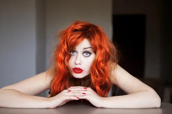 Πορτρέτο ενός όμορφου κοριτσιού με κόκκινα μαλλιά. — Φωτογραφία Αρχείου