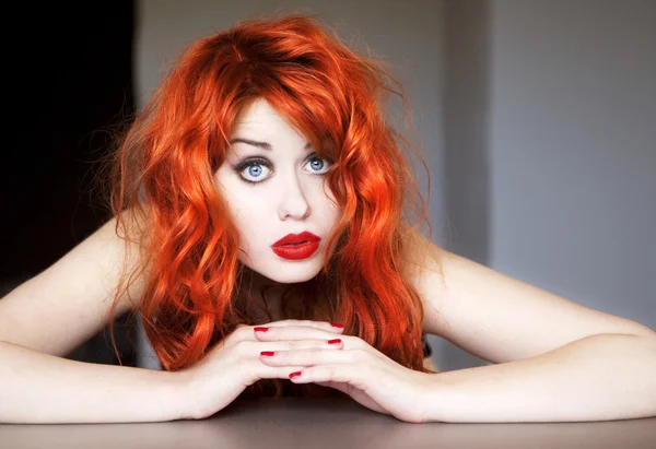 Portrett av en vakker rødhåret jente. – stockfoto