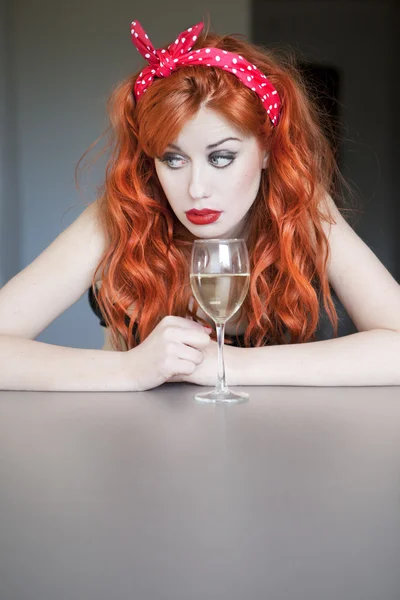 Mooi meisje drinken van wijn — Stockfoto