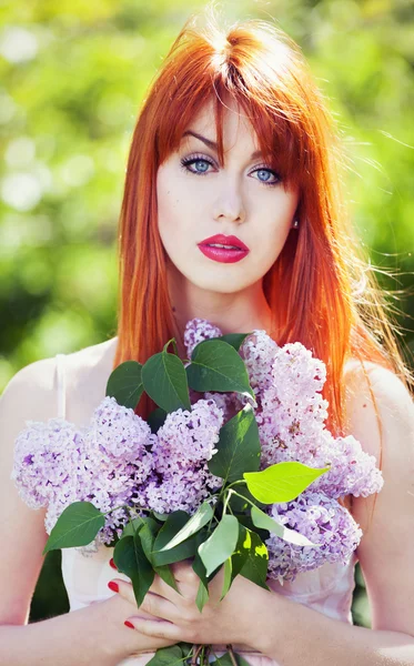 Όμορφο κορίτσι με λουλούδια — Φωτογραφία Αρχείου