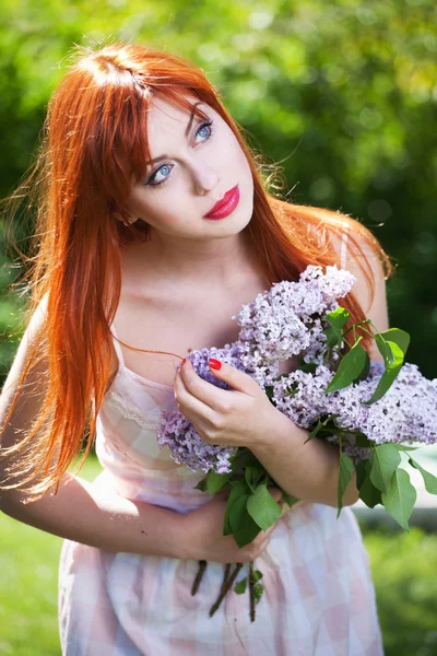 Belle fille avec des fleurs — Photo