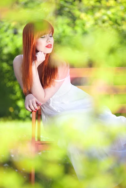 Menina bonita relaxante em um jardim mágico — Fotografia de Stock
