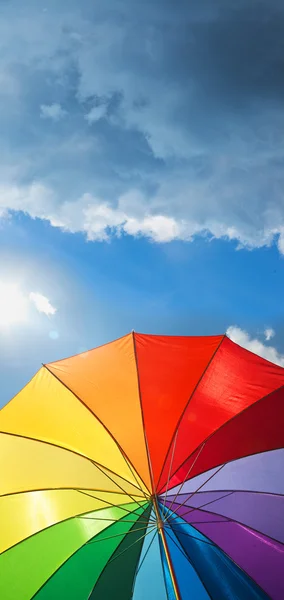 Радужный зонтик на фоне неба — стоковое фото