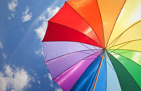 Ombrello arcobaleno su sfondo cielo — Foto Stock