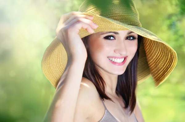 Krásná usměvavá dívka venkovní — Stock fotografie