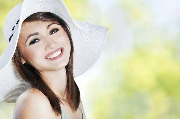 Hermosa chica sonriendo al aire libre — Foto de Stock