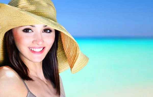 Bella ragazza su una spiaggia tropicale — Foto Stock