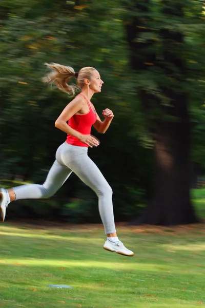 Mulher correndo em um parque — Fotografia de Stock