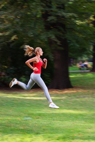 Donna che corre in un parco — Foto Stock