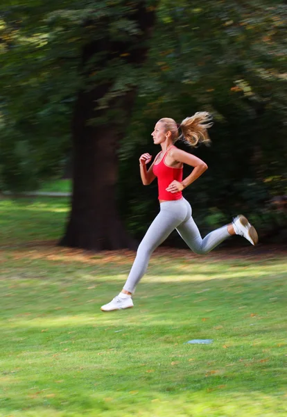 Donna che corre in un parco — Foto Stock