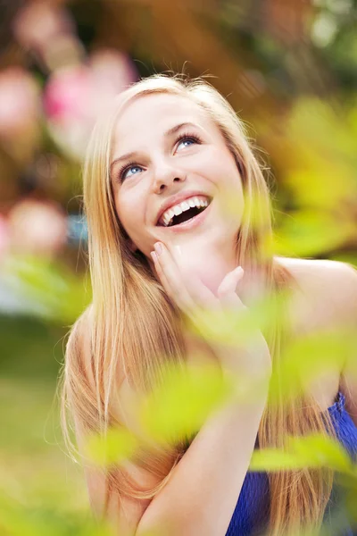 Χαρούμενο κορίτσι σε ένα κήπο — Φωτογραφία Αρχείου