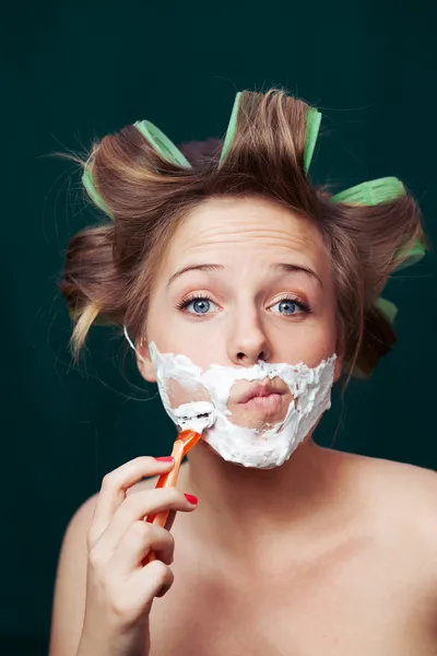 Kız tıraş olurken yüzünü — Stok fotoğraf