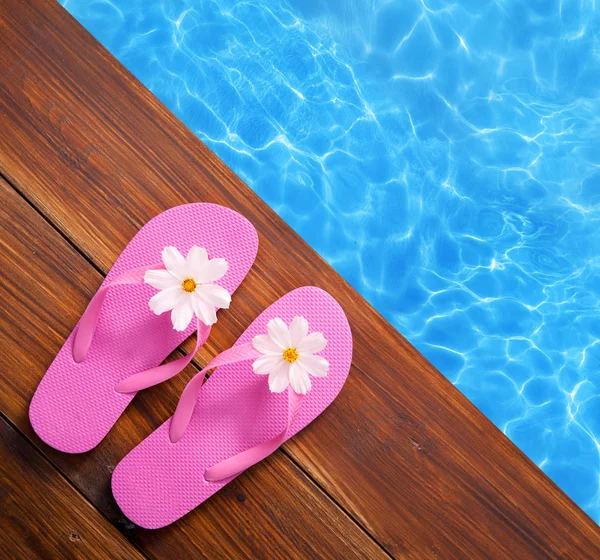 Concepto de vacaciones, chanclas a la piscina — Foto de Stock