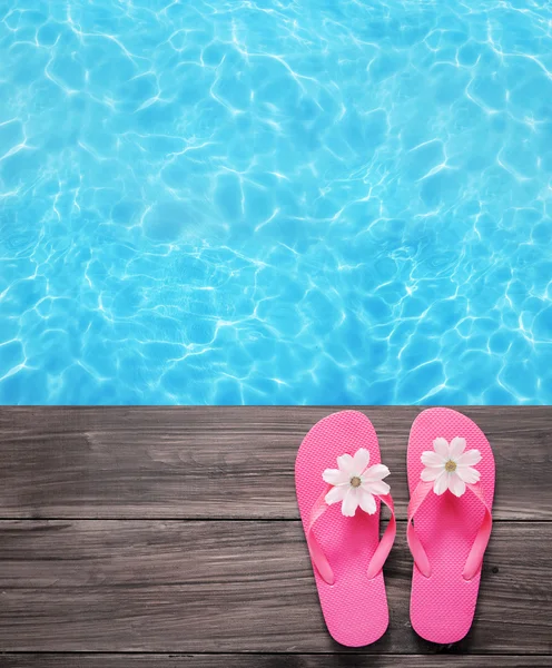 Concepto de vacaciones, chanclas a la piscina —  Fotos de Stock