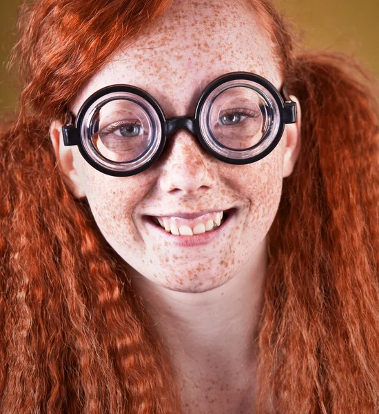 Neşeli kırmızı saçlı kız — Stok fotoğraf