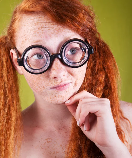 Veselá červené vlasy holka — Stock fotografie