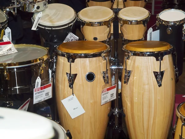 Percussão latina bongas e tambores . — Fotografia de Stock