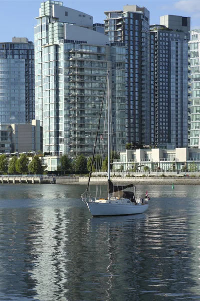 Een zeilboot en moderne gebouwen in vancouver bc canada. — Stockfoto