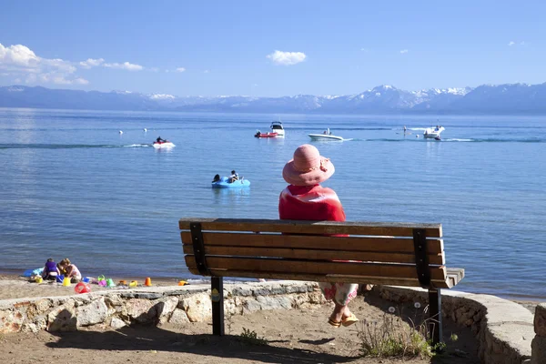 Kijkt uit op het meer, lake tahoe, ca. — Stockfoto