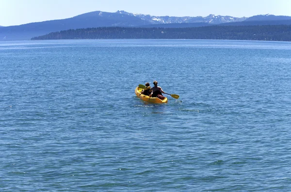 Gelbes Kanu auf dem Tahoe-See, ca. — Stockfoto