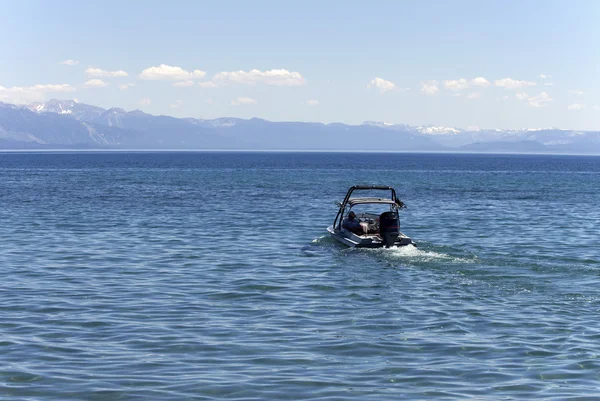 Motorboote auf dem Tahoe-See. — Stockfoto