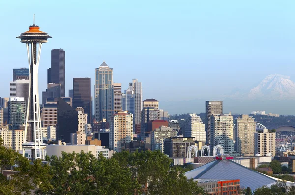 El horizonte de Seattle y el monte. Rainier. . — Foto de Stock