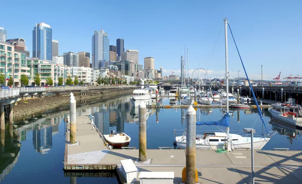 Seattle-ben pier 66 kikötő és skyline. — Stock Fotó