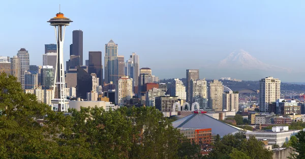 Seattle skyline panorama ve mt. rainier. — Stok fotoğraf