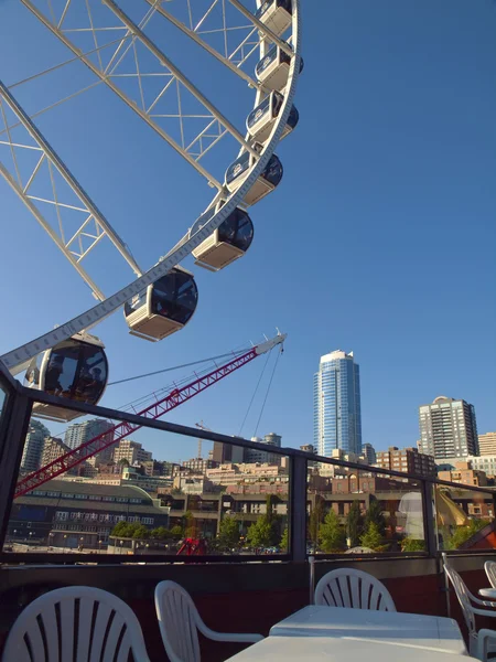 Ferris wheel and Seattle skyline. — Stock Photo, Image