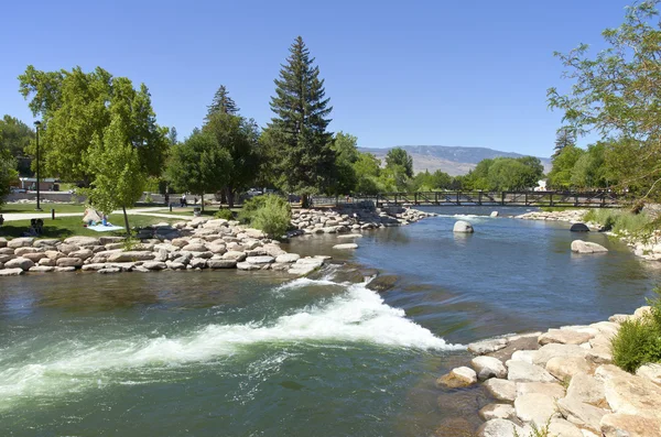 Parque e rio perto do centro de Reno, NV . — Fotografia de Stock